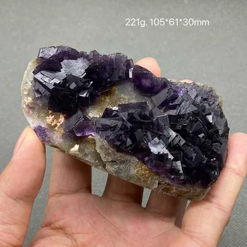 Събиране на проби от 100% естествена лилави кристали флуорит от необработени камъни от Аньхоя, Китай